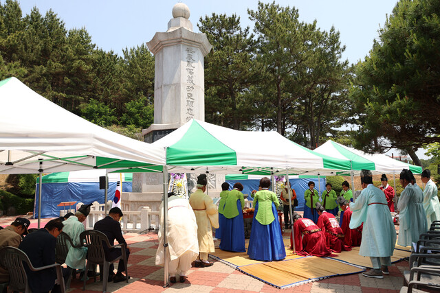고성군 당항포대첩기념 현충탑 창의공신 추모제향 봉향